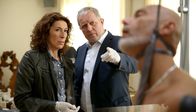 Tatort – Der erfolgreiche Musikmanager Udo Hausberger wird kurz vor der Finalrunde einer Castingshow stranguliert in seinem luxuriösen Anwesen aufgefunden. Auf der Suche nach dem perfekten Orgasmus scheint er sich selbst erwürgt zu haben. Seine Frau hat ihn vor den Gefahren der ausgefallenen Sexpraktiken gewarnt. Bibi Fellner und Moritz Eisner müssen diese sexuelle Offenheit erst einmal verarbeiten. Foto: Bibi Fellner (Adele Neuhauser) und Moritz Eisner (Harald Krassnitzer)