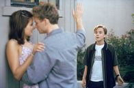 Malcolm mittendrin – Malcolm (Frankie Muniz, re.) stört seinen Bruder Francis (Christopher Masterson) bei einem Date mit Jody (Katherine Ellis).