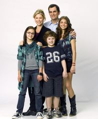 Modern Family – (im Uhrzeigersinn) Phil (Ty Burrell), Haley (Sarah Hyland), Luke (Nolan Gould), Alex (Ariel Winter) und Claire (Julie Bowen)