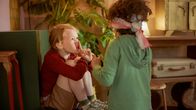 Saïd und Anna – Anna und Saïd merken, dass man besser hört und fühlt, wenn man nichts sieht.