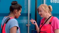 Festmachen – Festmachen (2) - Kollisionskurs Vermasselt Malika (Salka Weber l.) ihre Arbeit, bevor sie überhaupt richtig begonnen hat (mit Nina Petri, r.)?