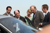 Monk – (v.li.): Adrian Monk (Tony Shalhoub), Marty Eels (Jason Alexander), Natalie Teeger (Traylor Howard), Capt. Leland Stottlemeyer (Ted Levine), Lt. Randall Disher (Jason Gray-Stanford).