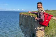 Wunderschön! – Für Wunderschön macht Reporter Ramon Babazadeh einen Roadtrip quer durch das Land am Finnischen Meerbusen und entdeckt dabei so manche Überraschung.