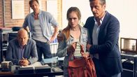 Der Lehrer – Direktor Rose (Ulrich Gebauer, l.) ist aufgebracht, weil sein Musikraum bei einer Party verwüstet wurde. Lenas Vater, Dr. Hahn (Roman Knizka, r.), nimmt seine an der Party beteiligete Tochter (Aniya Wendel) lieber mit nach Hause. Rose und Stefan (Hendrik Duryn) sind davon nicht begeistert. +++ Die Verwendung des sendungsbezogenen Materials ist nur mit dem Hinweis und Verlinkung auf TVNOW gestattet. +++