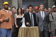 How I Met Your Mother – Der Tag der Sprengung ist gekommen und Barney überlässt Ted den Vortritt, den Knopf zu drücken. Außerdem macht er ihm noch einmal klar, dass Neues immer besser ist, als Altes und er deswegen keine Angst haben muss. Barney (Neil Patrick Harris, 2.v.r.), Ted (Josh Radnor, M.) und Robin (Cobie Smulders, 2.v.l.) ...