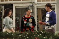 Two and a Half Men – Erleben ein ganz besonderes Weihnachtsfest: Rose (Melanie Lynskey, l.), Walden (Ashton Kutcher, r.) und Alan (Jon Cryer, M.) ...