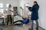 Die Chefin – Rebecca Wasner (Morgane Ferru, l.) will mit den Schulden ihres Vaters nichts zu tun haben.