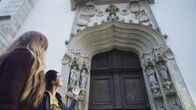 Reisezeit – .: Sasa Schwarzjirg mit Tourguide Ruth Nezmahen beim Grazer Dom. .