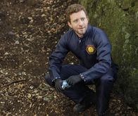 Bones - Die Knochenjägerin – Hodgins (TJ Thyne) ermittelt nach dem Leichenfund auf dem Paintball-Feld.