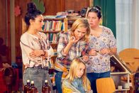 Die Läusemutter – Tanya Erartsin (Mel Öztürk), Greta van de Sandt, Nadja Zwanziger (Kimberly Scheuermann), Pina Kühr (Hannah Weihrauch).