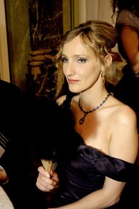 Das schöne Leben – Candice Staadt (Nadia Fossier), de Rockwells heimliche Geliebte, weckt Béas Interesse für einen Kunstgegenstand bei einer Auktion.