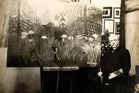 Der Maler Henri Rousseau oder Die Geburt der Moderne – Der Maler Henri Rousseau neben seinem Werk "Nègre attaqué par un jaguar" im Jahr 1910.