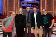 Wer weiß denn sowas? – Moderator Kai Pflaume (M.) und seine Rateteam-Kapitäne Bernhard Hoëcker (l.) und Elton (r.) begrüßen in dieser Sendung die Opernsängerin Elina Garanca (2.v.l.) und den Opernsänger Klaus Florian Vogt (2.v.r.).