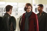 Castle – Noch tappen Kevin (Seamus Dever, l.), Kate (Stana Katic, M.) und Javier (Jon Huertas, r.) im Dunkeln, was den Mord an der jungen Sara Manning betrifft.