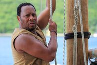 Death in Paradise – Newton (Roger Griffiths) hat in der Mordnacht getrunken. War er der Täter?