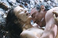 Lady Chatterley – Die Begegnungen mit Parkin (Jean-Louis Coullo'ch mit Mariona Hands) werden immer leidenschaftlicher.