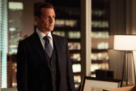 Suits – Die Kanzlei ist im Umbruch, da Jessica gegangen ist und Harvey (Gabriel Macht) nun die Verantwortung als Chef übernimmt.