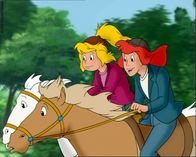 Bibi und Tina – Bibi (l.) freundet sich während ihrer Reitferien mit Tina (r.), der Tochter der Pächterfamilie, an. Die beiden Mädchen verstehen sich prima.