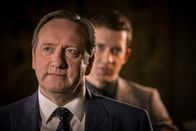 Inspector Barnaby – DCI John Barnaby (Neil Dudgeon, l.) und sein Assistent DS Jamie Winter (Nick Hendrix) ermitteln in einer kleinen Brauerei in Causton Abbey. Hier wurde die Leiche eines Mannes in einem Braukessel gefunden. Selbstredend will es niemand gewesen sein.
