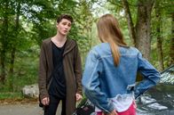 Sturm der Liebe – Beschämt gesteht Fabien (Lukas Schmidt, l.) Valentina (Paulina Hobratschk, r.) die Wahrheit: Er ist durch die Fahrprüfung gefallen!