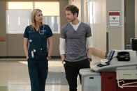 Atlanta Medical – Atlanta Medical Die Zeit, die noch bleibt - The Elopement Staffel 1, Episode 7 Besprechung auf dem Flur: Emily VanCamp als Nicolette Nevin, Matt Czuchry als Conrad Hawkins
