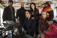 Meg – Von links: James "Mac" Mackreides (Cliff Curtis), Jonas Taylor (Jason Statham), Jaxx (Ruby Rose), Suyin (Bingbing Li), DJ (Page Kennedy), Lori Taylor (Jessica McNamee) und Meiying (Shuya Sophia Cai) stehen und sitzen auf der Brücke eines Schiffs beisammen.