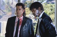Pulp Fiction – Vincent Vega (John Travolta, l.) und Jules Winnfield (Samuel L. Jackson, r.) sind es gewohnt, Blut an ihren Händen kleben zu haben. Doch in dieser Situation brauchen sie dringend Hilfe.