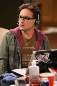 The Big Bang Theory – Leonard (Johnny Galecki) lauert nur darauf, dass Penny nach Hause kommt, denn er hat versehentlich ihre Post eingesteckt - um einen Grund zu haben, sie anzusprechen ...