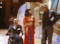 MacGyver – Regisseur Leroux alias Murdoc (Michael des Barres, l.) mit seinem Star Penny Parker (Teri Hatcher, M.) und MacGyver (Richard Deam Anderson, r.) bei einer Probe.