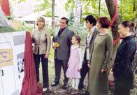 Mutter kommt in Fahrt – Eva Maria (Gila von Weitershausen, links) weiß noch nicht, ob sie begeistert sein soll. Ihr Mann Herbert (Elmar Wepper, 2. von links) hat ein Wohnmobil angeschafft und plant mit seiner Gattin eine halbjährige Campingtour durch Europa. Tochter Anna (Jeanne Tremsal, rechts) und Sohn Frederik (David Winter, 4. von links) ahnen Fürchterliches - denn ihre Mutter kann Camping nicht ausstehen.