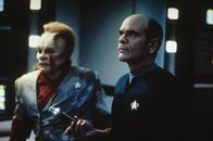 Star Trek - Raumschiff Voyager – Doc (Robert Picardo) und Neelix (Ethan Philips).