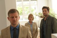 SOKO Stuttgart – Martina Seiffert (Astrid M. Fünderich, M.) und Jo Stoll (Peter Ketnath, r.) überbringen Gernot Haffner (Andreas Guenther, l.) in dessen Versicherungsagentur die Nachricht vom Tod seiner Verlobten.