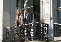 Der Winzerkönig – rbb Fernsehen DER WINZERKÖNIG II. STAFFEL, FOLGE 19, "Gute Zusammenarbeit" Uhr. Andreas Koblenz (Max Herbrechter, r.) führt Thomas Stickler (Harald Krassnitzer, l.) durch sein Anwesen, Schloss Bergham.
