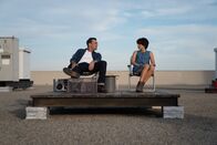 Lucy in the Sky – Mark Goodwin (Jon Hamm, l.); Lucy Cola (Natalie Portman, r.)