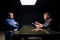 SOKO Köln – Hauptkommissar Matti Wagner (Pierre Besson, r.) vernimmt Thomas Böhlinger (Florian Lange, l.), der das sturmgeschädigte Haus der Toten kaufen wollte. Wie weit würde der Immobilienmakler für seinen Profit gehen?