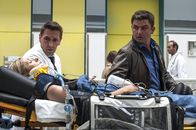Der Bergdoktor – Luisa Fischer (Friederike Linke) wird von Martin Gruber (Hans Sigl, r.) als Notfall an Dr. Alexander Kahnweiler (Mark Keller, l.) übergeben.