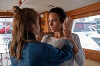 Morden im Norden – In der Nacht vor ihrem Tod kommt es zwischen Kyra (Rana Nazli, r.) und Emily (Hannah Dalmeyer, l.) zu einem heftigen Streit.