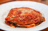 Zu Tisch ... – Pinos berühmte Parmigiana alla materana, ein traditioneller Auberginenauflauf