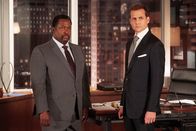 Suits – Robert (Wendell Pierce, l.) versucht, seine Autorität als geschäftsführender Partner zu behaupten, während Harvey (Gabriel Macht) sich nicht gerne unterordnen lässt. Das führt zu Reibungen.