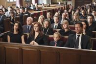 Desperate Housewives – Nehmen Abschied von Karl, der durch einen Flugzeugabsturz ums Leben gekommen ist: Susan (Teri Hatcher, l.), Julie (Andrea Bowen, 2.v.l.), M.J. (Mason Vale Cotton, 2.v.r.) und Mike (James Denton, r.) ...