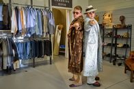 neoriginal: Like a Loser – Julian (Ben Münchow, l.) und Ernst Hakke (Diyar Ilhan, r.) im schrillen 70er-Jahre-Look: Ein Tag, an dem Ernst bestimmen darf, was passiert, führt zu Pimp-Outfits und skurrilen Vater-Sohn-Momenten – Julians Versuch, wiedergutzumachen, was er vermasselt hat.