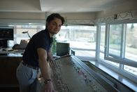 Am Puls – Fahrdienstleiter Luca Dietmann bedient Schalttechnik aus Großvaters Zeiten. Von diesen Relaisschaltwerken Jahrgang 1967 hat die Bahn noch weit über 1000 Stück im Einsatz. (Oberkotzau)