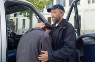 Alles außer gewöhnlich – Bruno (Vincent Cassel, re.) mit dem autistischen Jungen Joseph (Benjamin Lesieur, li.): Bruno versucht, ihn in ein selbstständigeres Leben zu begleiten.