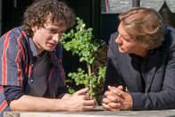 Der Alte – Caspar Bergmann (Thomas Heinze, r.) erkundigt sich einfühlsam bei Theo Feldkamp (Jonathan Lade, l.) nach dessen Vater.