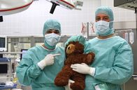 Checker Tobi – Checker Can (links) im Krankenhaus mit Chirurg StefanThorban und Patient Bäärnhard.