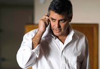 Michael Clayton – In seiner New Yorker Kanzlei ist der Anwalt Michael Clayton (George Clooney) nur der Mann fürs Grobe. Lautlos und effizient vertuscht er Skandale, um mächtige Klienten aus Politik und Wirtschaft zu schützen.