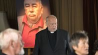 Das Begräbnis – Pfarrer Ernst Wittig (Thomas Thieme) würdigt den Verstorbenen.