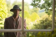 Father Brown – Der Voodoo-Priester Emmanuel Jannitte (Cornelius Macarthy) ist auf der Suche nach der Sängerin Yveline Lafond. Er ist fest entschlossen, sie wieder in ihre gemeinsame Heimat zurückzubringen. Wie weit wird er dafür gehen?