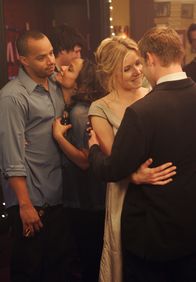 Scrubs - Die Anfänger – Zwei glückliche Paare: Turk (Donald Faison, l.), Carla (Judy Reyes, 2.v.l.), Elliot (Sarah Chalke, 2.v.l.) und Keith (Travis Schuldt, l.) ...