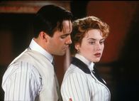 Titanic – Die 17-jährige Rose DeWitt Bukater (Kate Winslet, r.) soll in Amerika auf Drängen ihrer Mutter eine Zweckehe mit Cal (Billy Zane, l.) eingehen, um ihren Lebensstandard halten zu können und das Ansehen, der in finanzielle Schwierigkeiten geratenen Familie zu retten. Wird Rose stark genug sein, um diese Bürde zu tragen?